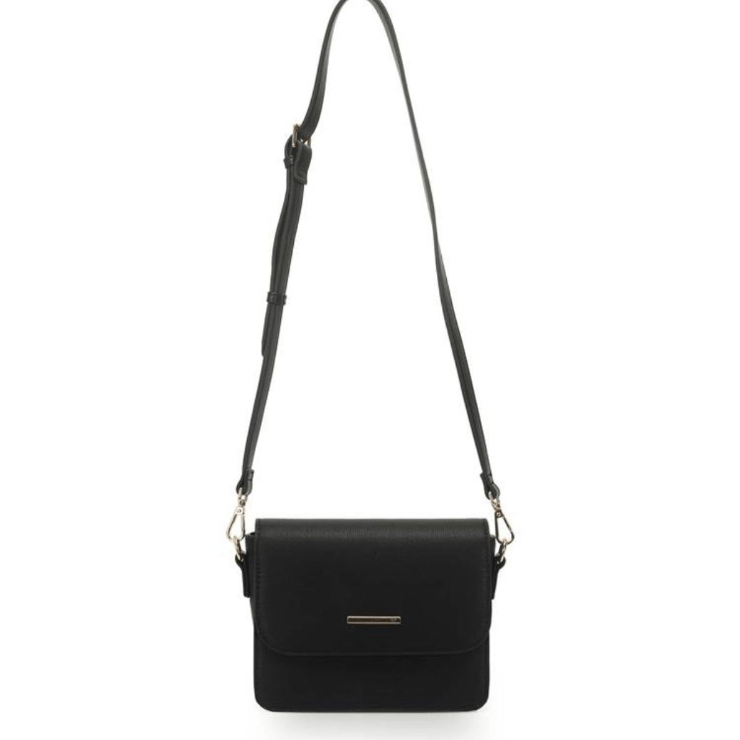 Bolsa tiracolo WJ preta em material sintético com textura tressê e placa metálica dourada, vista frontal
